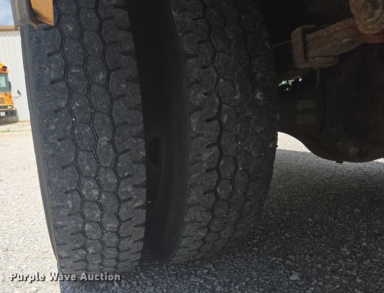 image for item EM2157 2005 Freightliner 101PS school bus