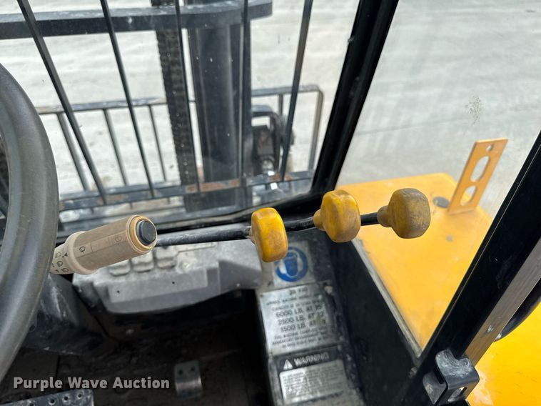 image for item EM2160 2006 JCB 930 forklift