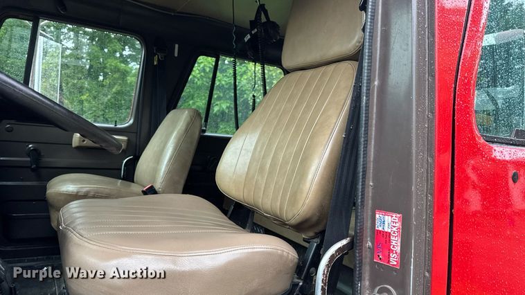 image for item EN4648 1991 International 2674 pumper fire truck