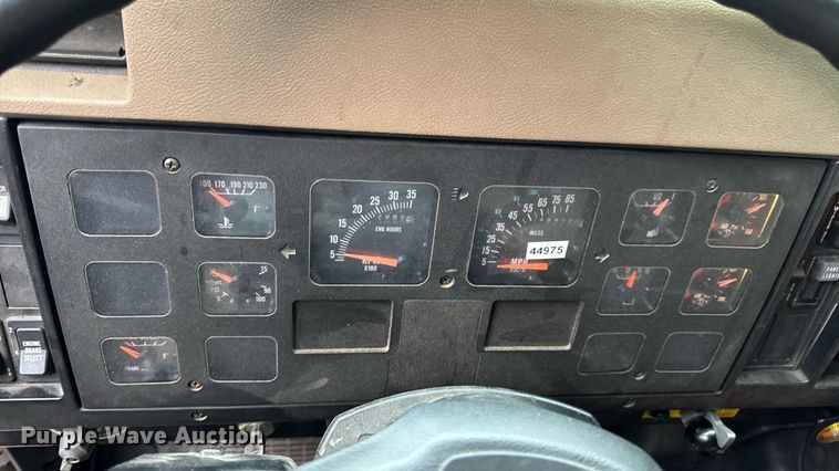 image for item EN4648 1991 International 2674 pumper fire truck