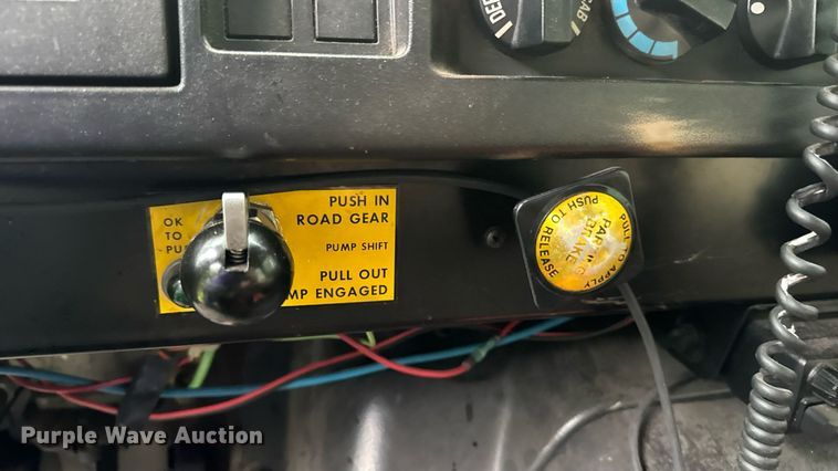 image for item EN4648 1991 International 2674 pumper fire truck