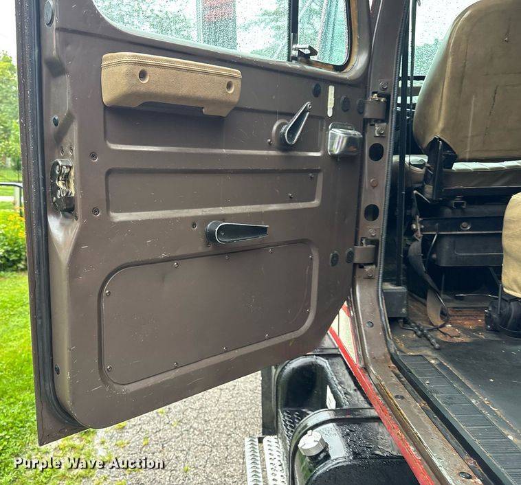 image for item EN4648 1991 International 2674 pumper fire truck