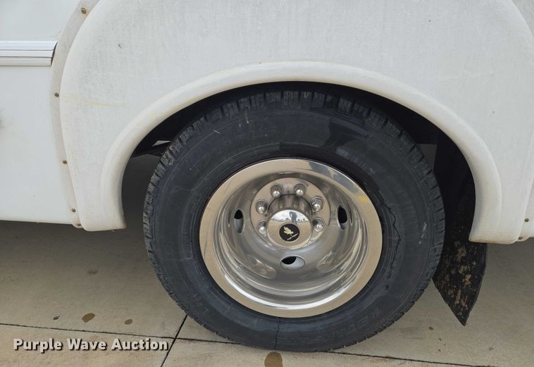 image for item EN8292 2010 Ford E450 shuttle bus