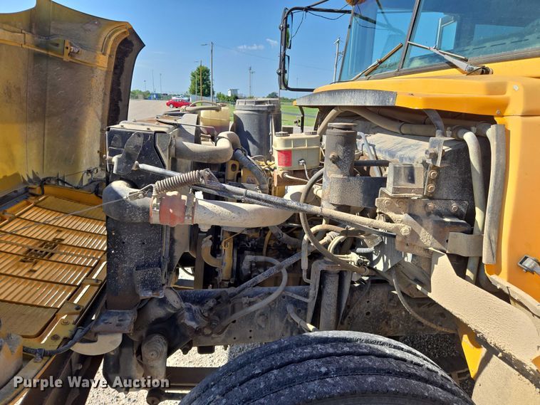 image for item EN8308 2000 Blue Bird school bus