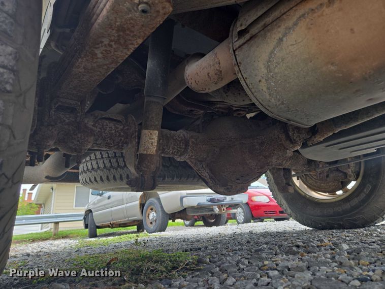 image for item EO1529 2000 Chevrolet Suburban 2500 LS  SUV