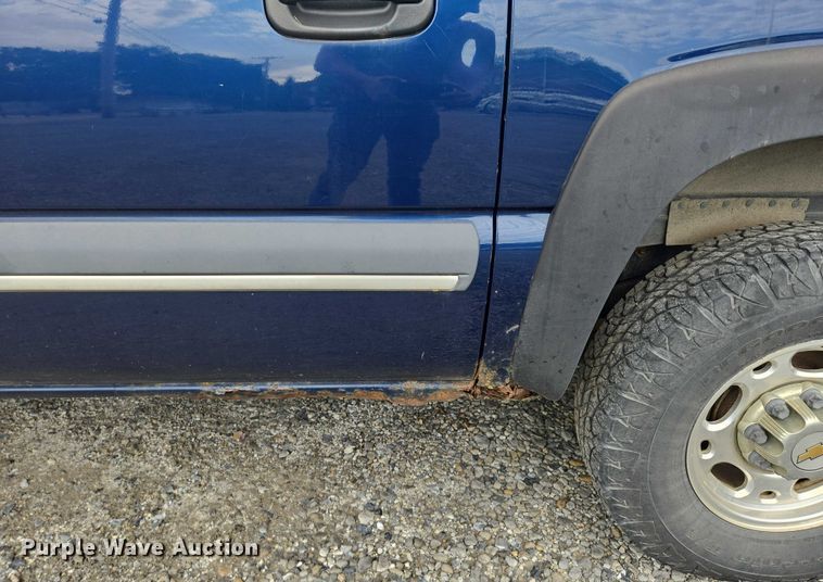 image for item EO1529 2000 Chevrolet Suburban 2500 LS  SUV