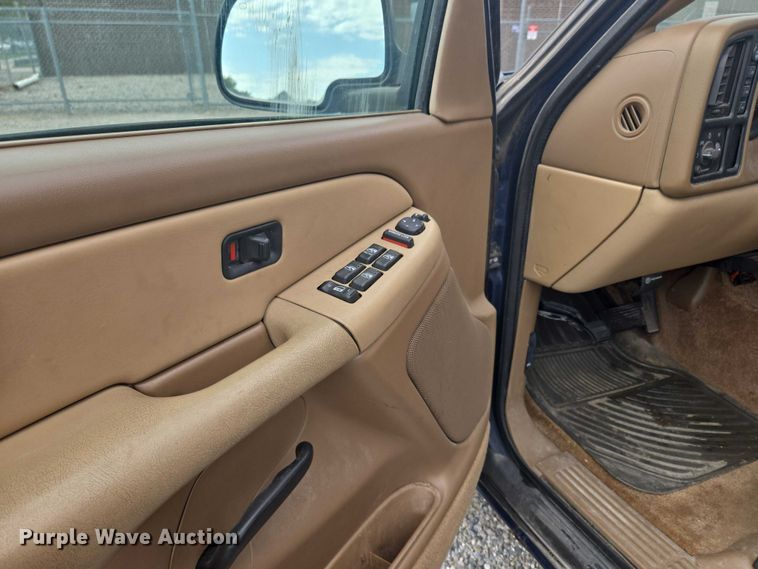 image for item EO1529 2000 Chevrolet Suburban 2500 LS  SUV