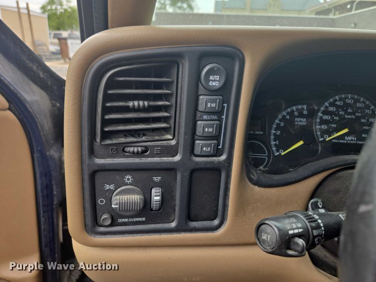 image for item EO1529 2000 Chevrolet Suburban 2500 LS  SUV