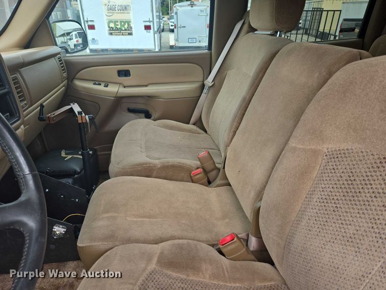 image for item EO1529 2000 Chevrolet Suburban 2500 LS  SUV