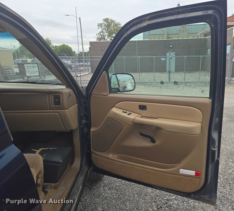 image for item EO1529 2000 Chevrolet Suburban 2500 LS  SUV