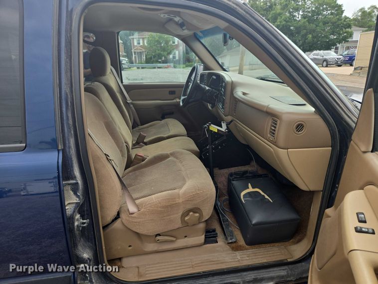 image for item EO1529 2000 Chevrolet Suburban 2500 LS  SUV