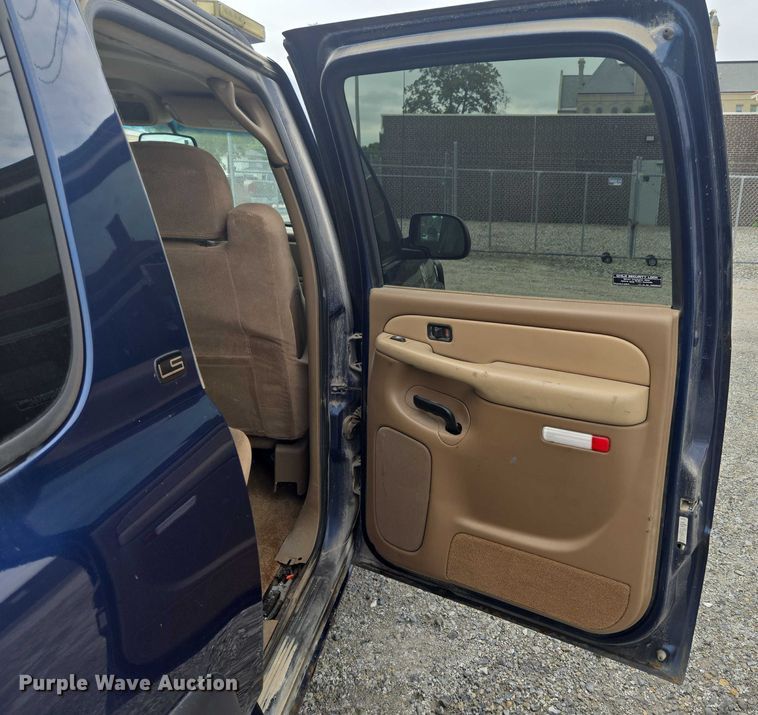 image for item EO1529 2000 Chevrolet Suburban 2500 LS  SUV