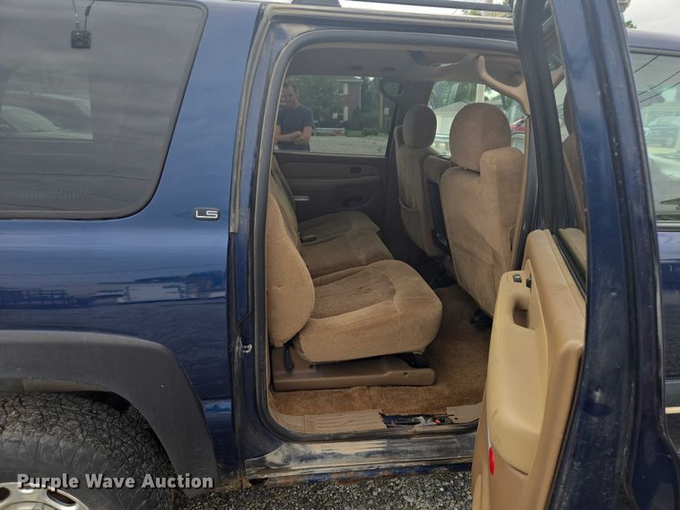 image for item EO1529 2000 Chevrolet Suburban 2500 LS  SUV
