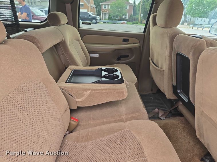 image for item EO1529 2000 Chevrolet Suburban 2500 LS  SUV