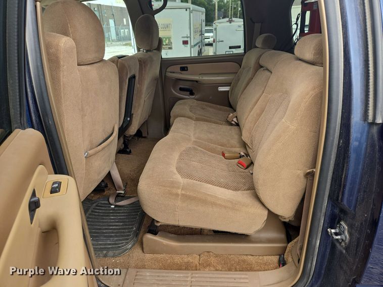 image for item EO1529 2000 Chevrolet Suburban 2500 LS  SUV