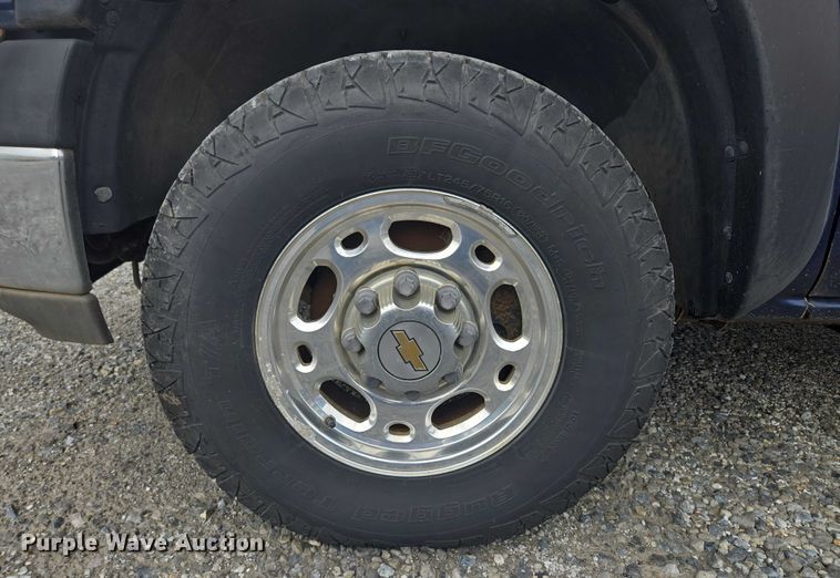 image for item EO1529 2000 Chevrolet Suburban 2500 LS  SUV