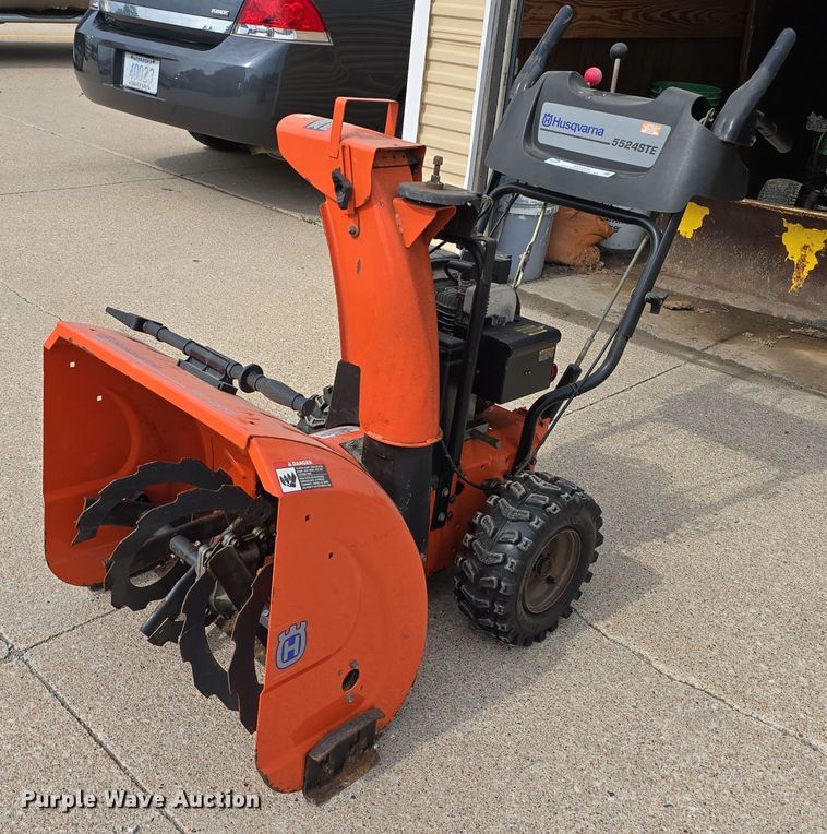 image for item EO1530 Husqvarna 5524STE snow blower