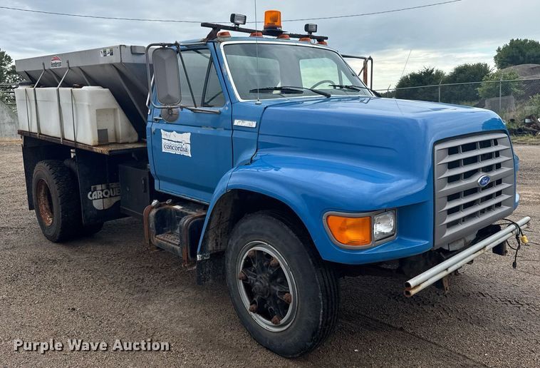 image for item ER2179 1995 Ford F700 flatbed truck