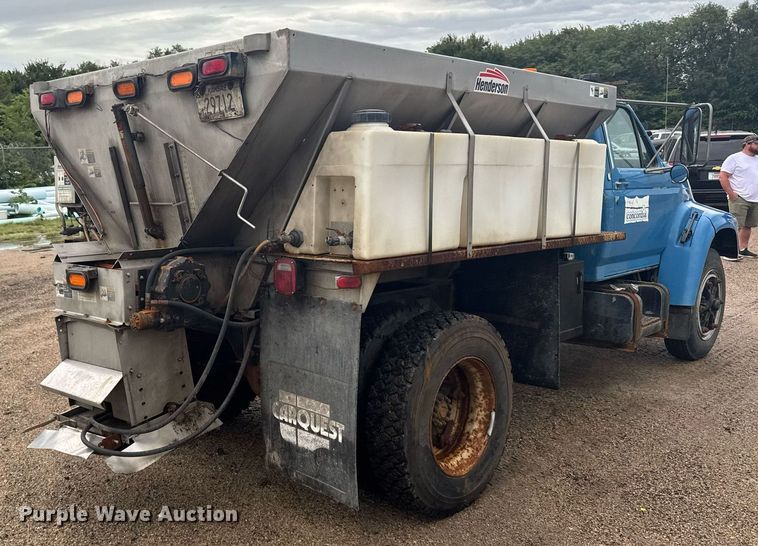 image for item ER2179 1995 Ford F700 flatbed truck