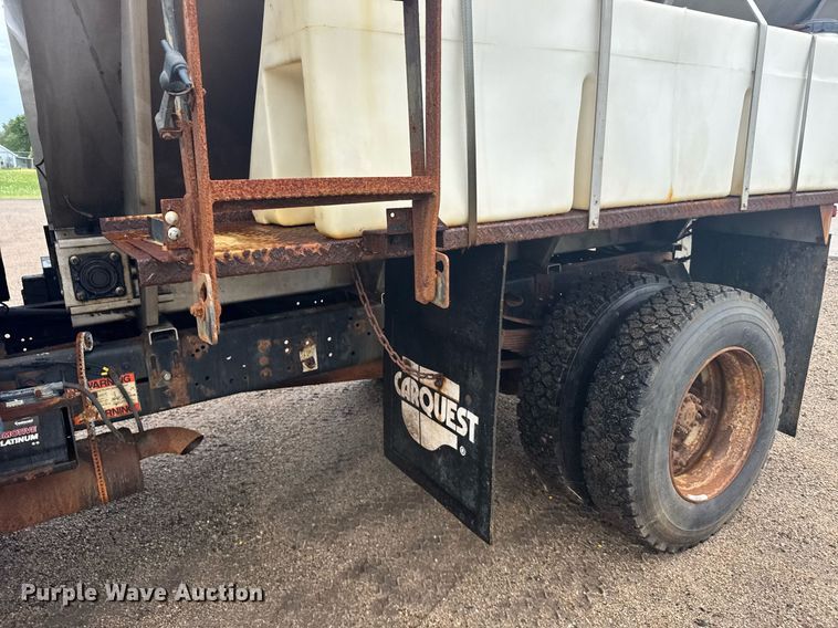 image for item ER2179 1995 Ford F700 flatbed truck