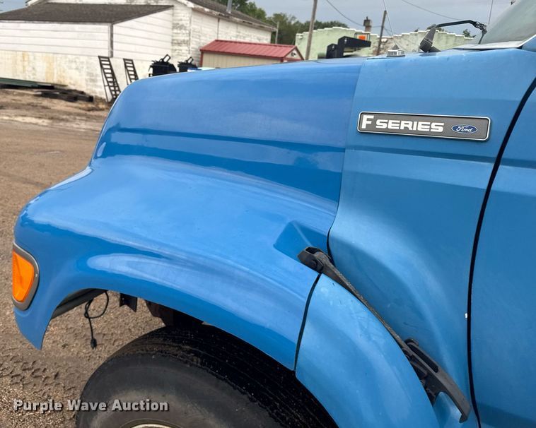 image for item ER2179 1995 Ford F700 flatbed truck