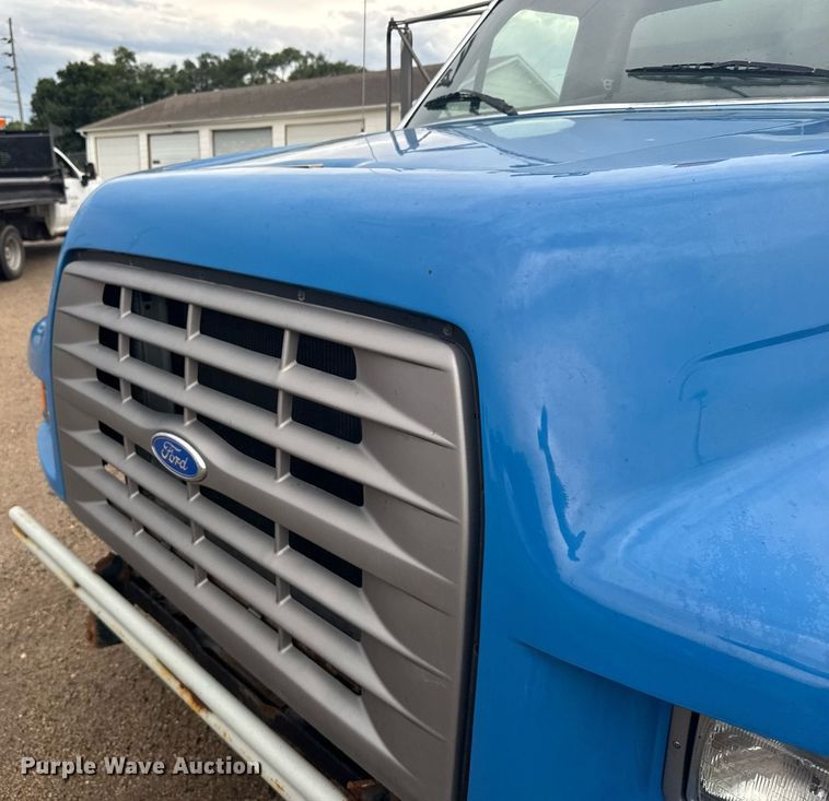 image for item ER2179 1995 Ford F700 flatbed truck