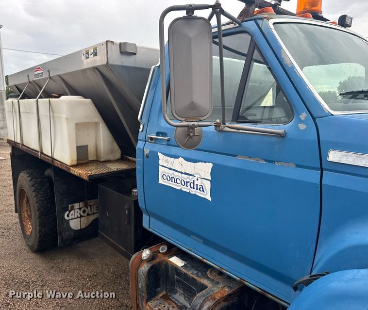 image for item ER2179 1995 Ford F700 flatbed truck