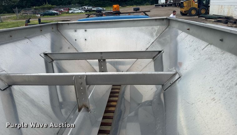 image for item ER2179 1995 Ford F700 flatbed truck