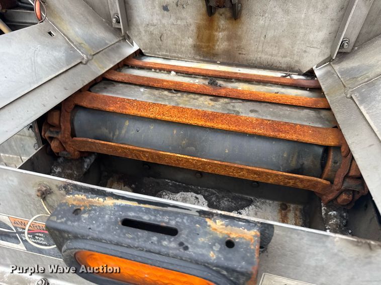 image for item ER2179 1995 Ford F700 flatbed truck