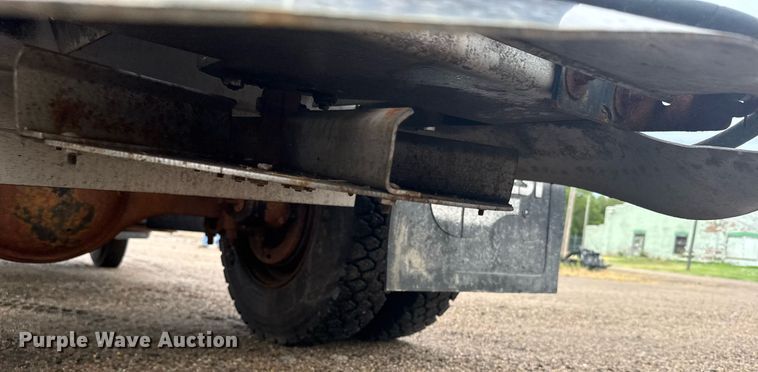 image for item ER2179 1995 Ford F700 flatbed truck