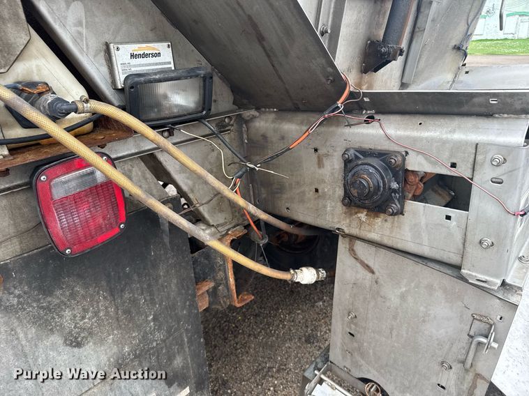 image for item ER2179 1995 Ford F700 flatbed truck