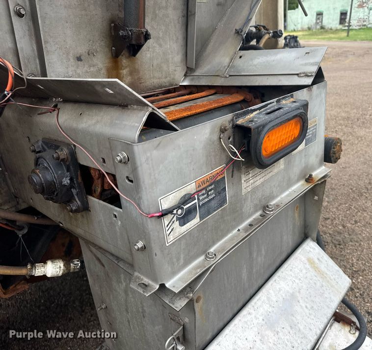 image for item ER2179 1995 Ford F700 flatbed truck