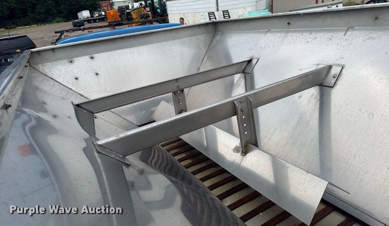 image for item ER2179 1995 Ford F700 flatbed truck