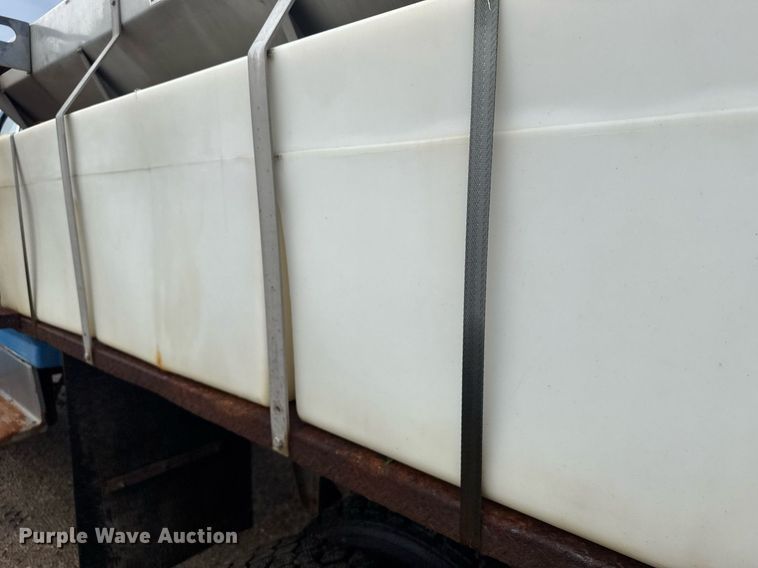 image for item ER2179 1995 Ford F700 flatbed truck