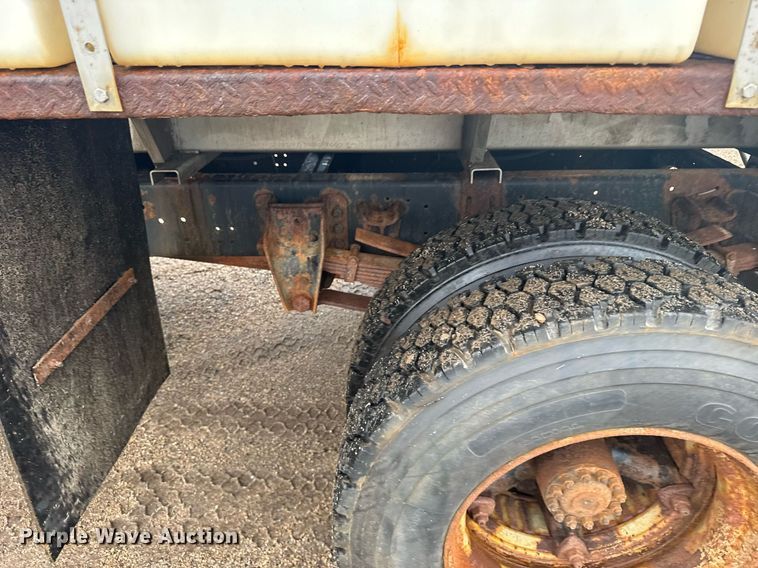 image for item ER2179 1995 Ford F700 flatbed truck