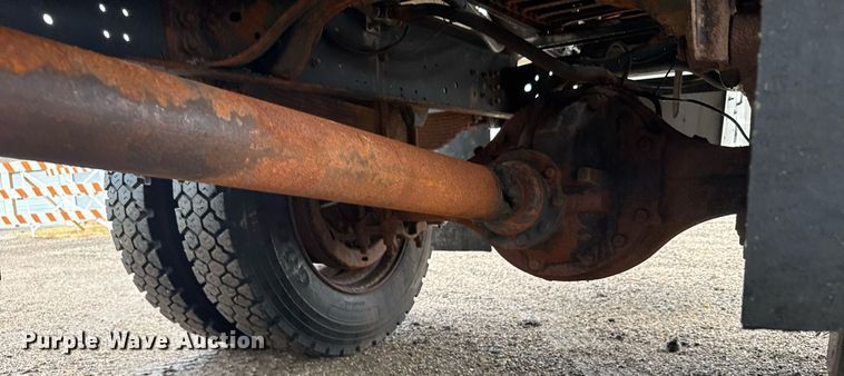 image for item ER2179 1995 Ford F700 flatbed truck