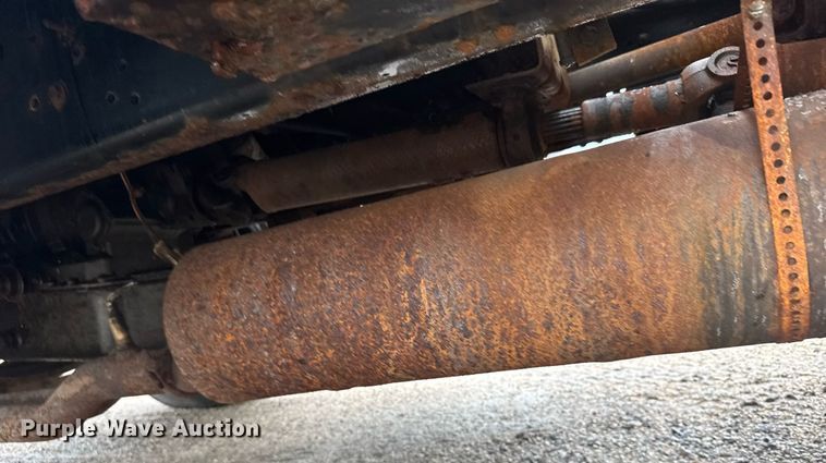 image for item ER2179 1995 Ford F700 flatbed truck