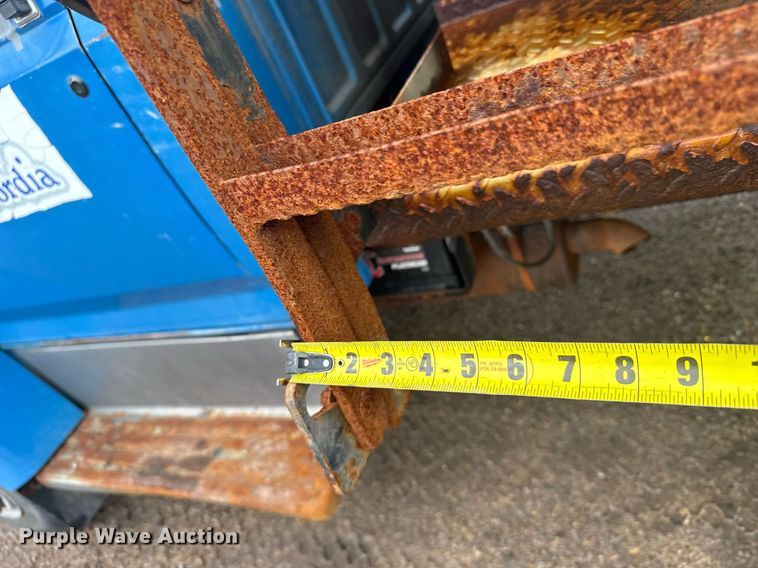 image for item ER2179 1995 Ford F700 flatbed truck