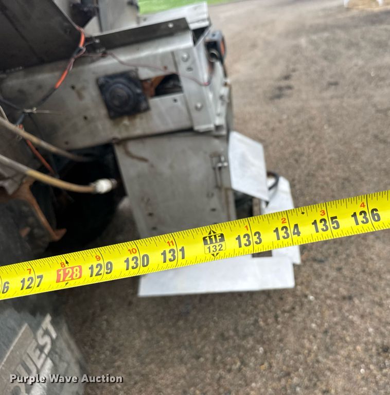 image for item ER2179 1995 Ford F700 flatbed truck