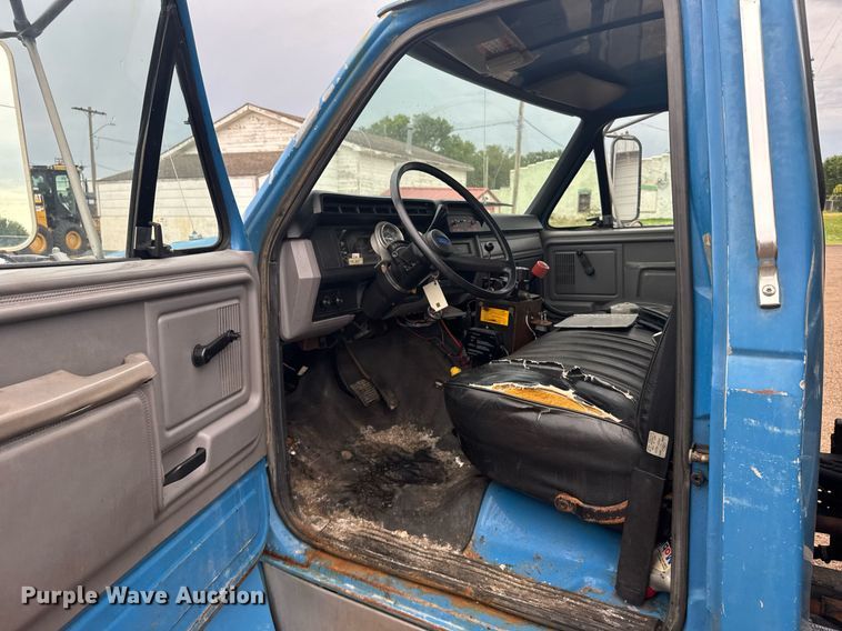 image for item ER2179 1995 Ford F700 flatbed truck