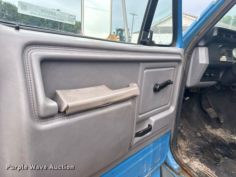 image for item ER2179 1995 Ford F700 flatbed truck