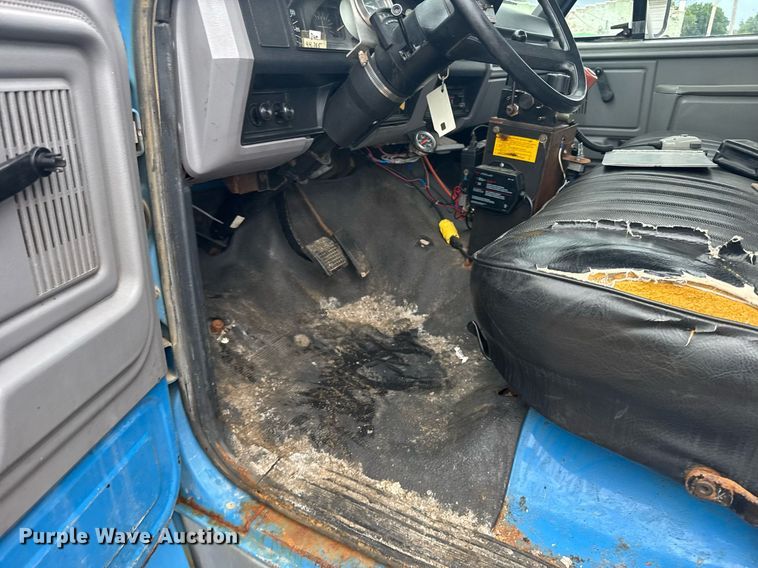 image for item ER2179 1995 Ford F700 flatbed truck