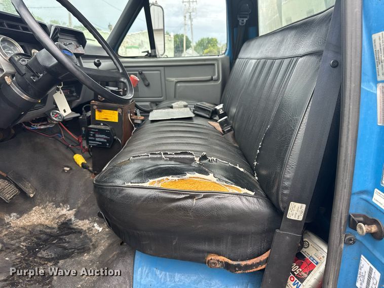 image for item ER2179 1995 Ford F700 flatbed truck