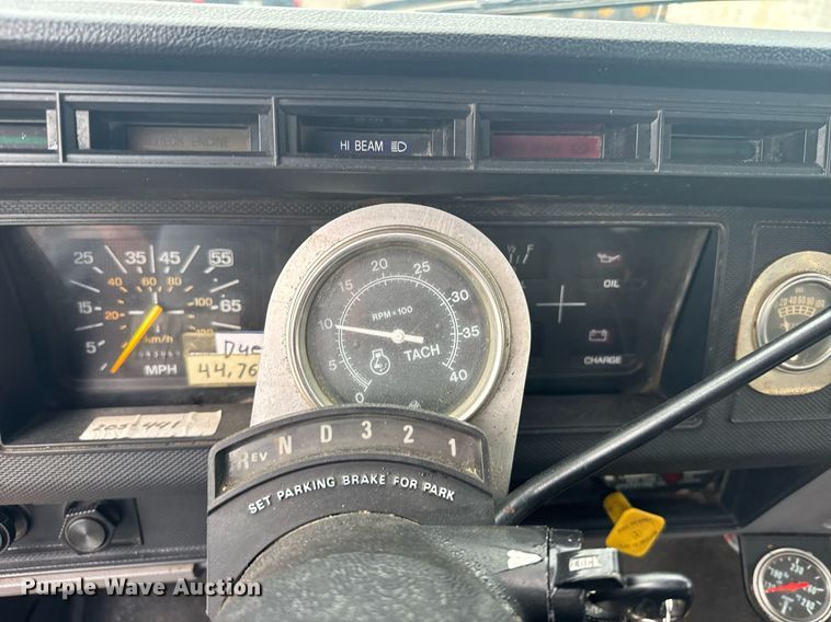 image for item ER2179 1995 Ford F700 flatbed truck