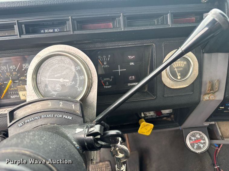 image for item ER2179 1995 Ford F700 flatbed truck