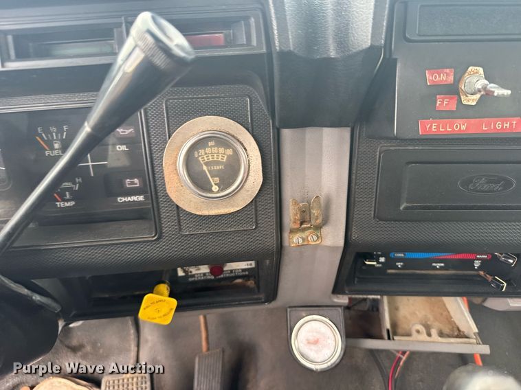 image for item ER2179 1995 Ford F700 flatbed truck