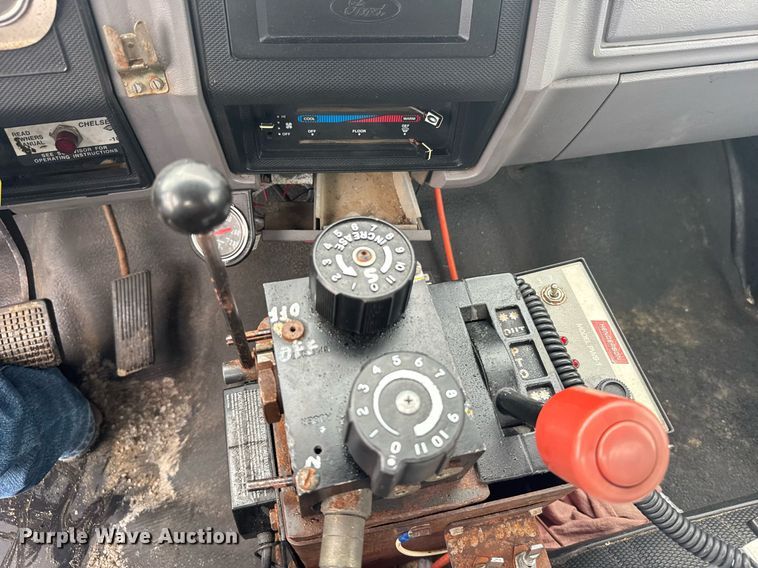 image for item ER2179 1995 Ford F700 flatbed truck