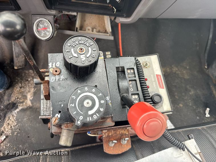 image for item ER2179 1995 Ford F700 flatbed truck