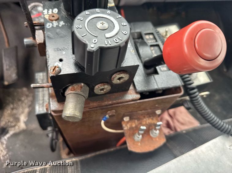 image for item ER2179 1995 Ford F700 flatbed truck