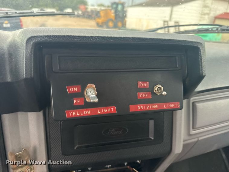 image for item ER2179 1995 Ford F700 flatbed truck